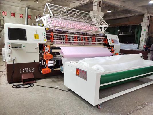 Folha de cama estofando da multi agulha que faz a máquina com aparamento da beira